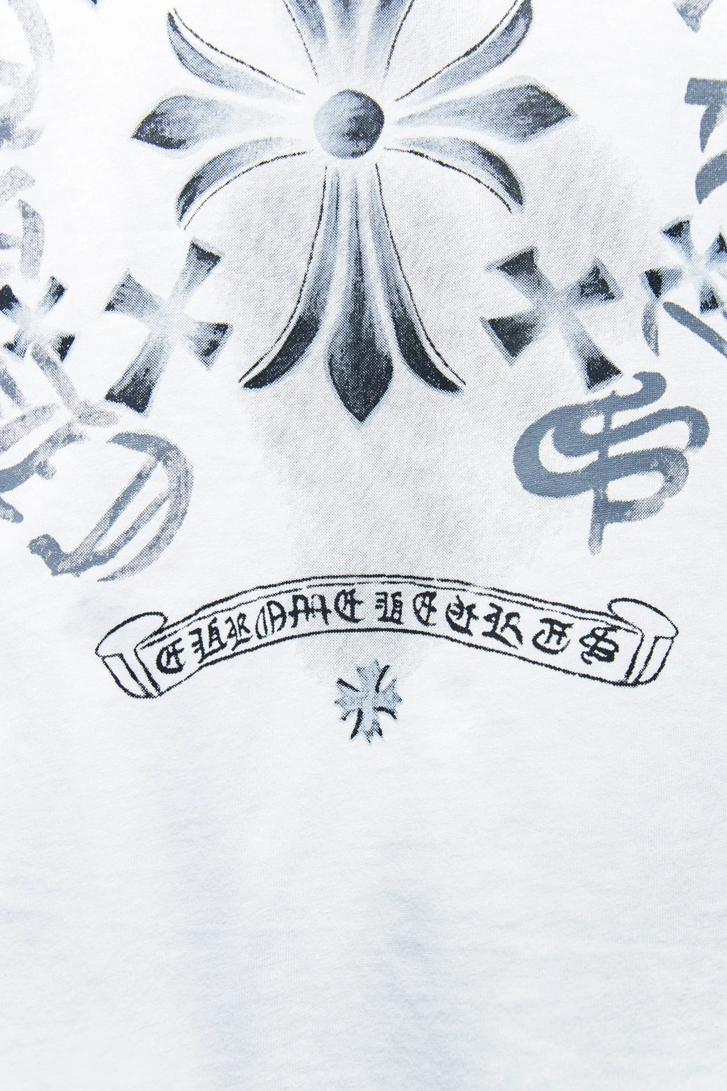 🅿️180 Style No.: 7058# Chrome hearts• 25ss ⚠YB custom-woven and custom-dyed fabric, color, printing, version, accessories. The fabric is woven by imported machines. The uniqueness of the cloth texture creates a perfect ready-made effect. The fabric is made of 260-gram clean cloth with 320-gram 1*1 rib. 4-color environmentally friendly custom-dyed fabric, and the threads are in the same cylinder without color difference.  Gradient graffiti on garments, hand-made graffiti technology on garments, the details of the collar, pockets, cuffs, and front and rear threads are clearly visible. The printing uses Japanese BROTHER white ink digital direct-injection garment printing. This model is a global limited edition. In order to present a product like a work of art, after a long period of repeated determination of details, a very high-standard garment is presented. The front chest is made of direct-injection printing environmentally friendly glue material, using a mechanized printing process. Mechanical printing has high precision, the positioning accuracy can reach ±0.02mm, and the quality is stable.   The body is treated with graffiti elements, which greatly increases the interest of the clothing; it has a unique visual effect. The special washing effect creates a unique aged effect.  Croix Heart Short Sleeve must be the first short-sleeved piece in spring and summer that blurs the boundaries of unisex style. It has a classic dropped shoulder oversize version and a loose and casual upper body.  Color: Black White Size: S M L XL